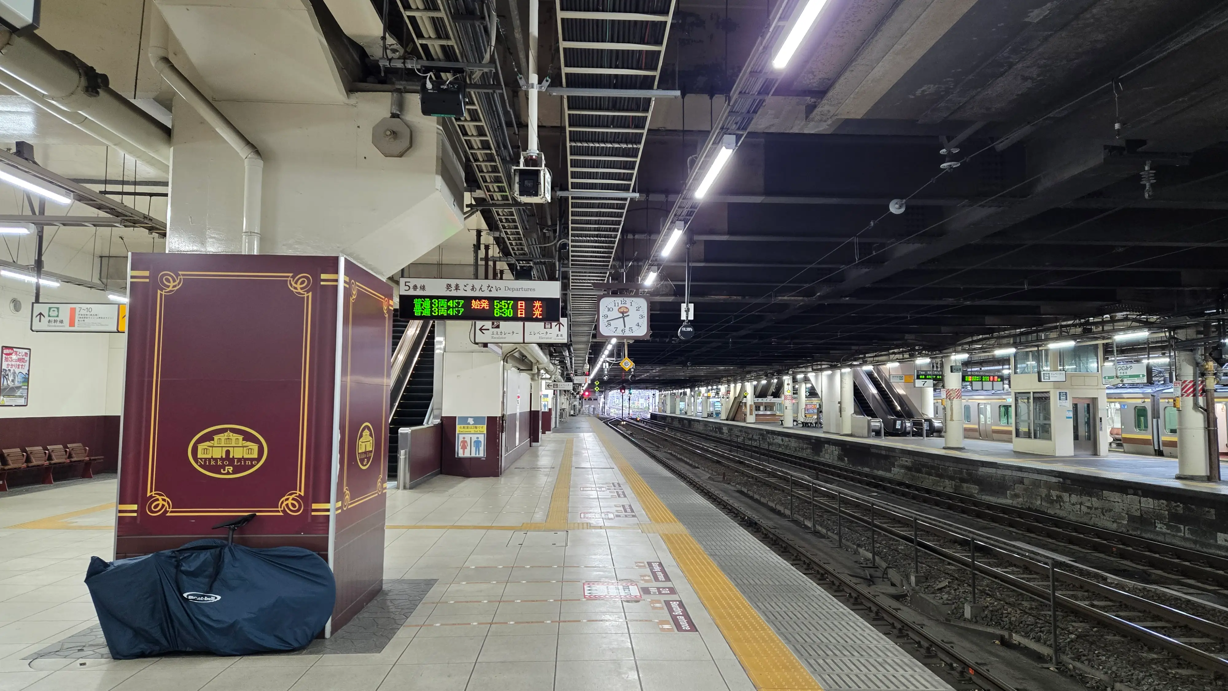 清晨的宇都宮車站月台，以及進站的 JR 日光線列車。