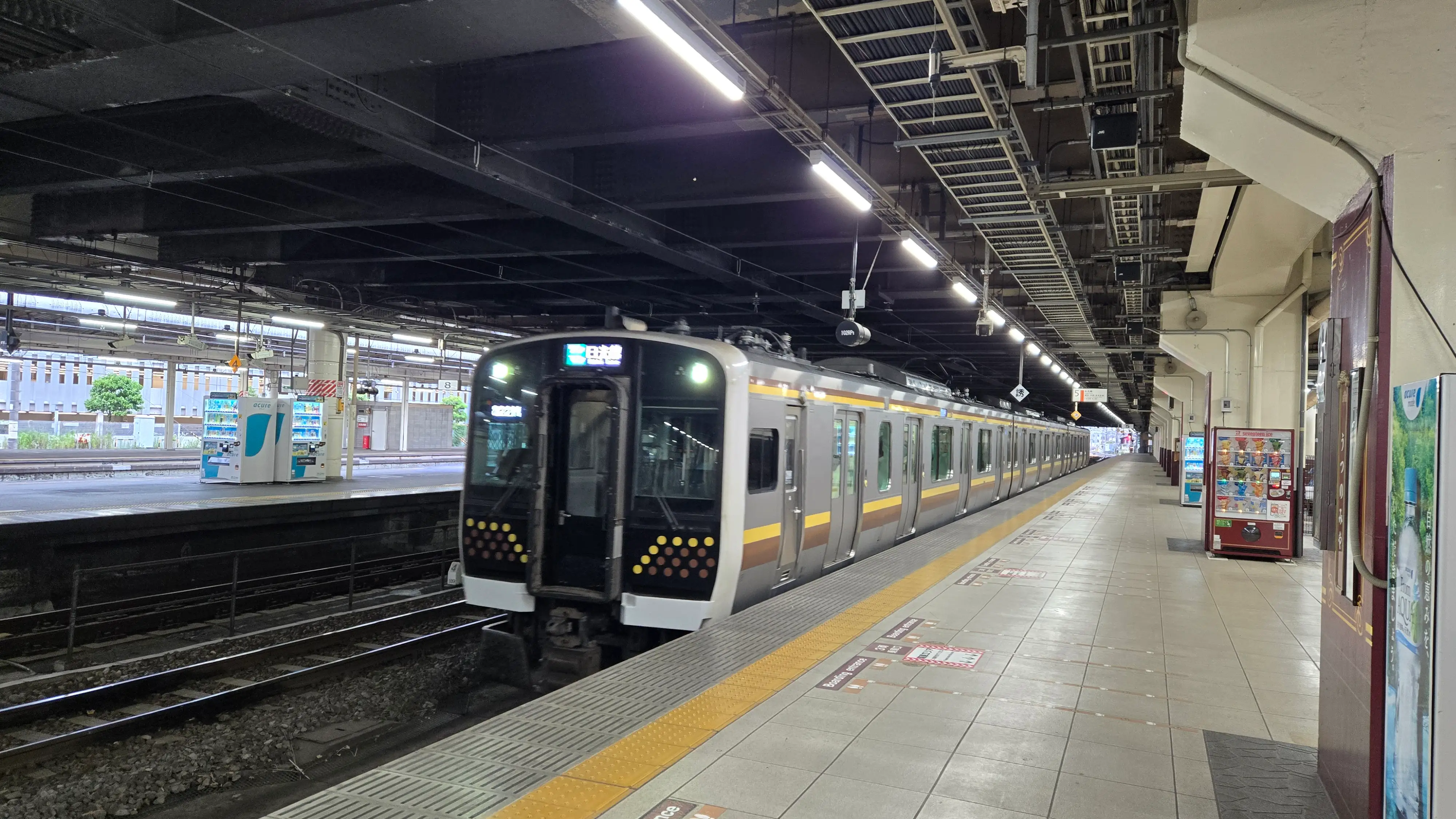 清晨的宇都宮車站月台，以及進站的 JR 日光線列車。