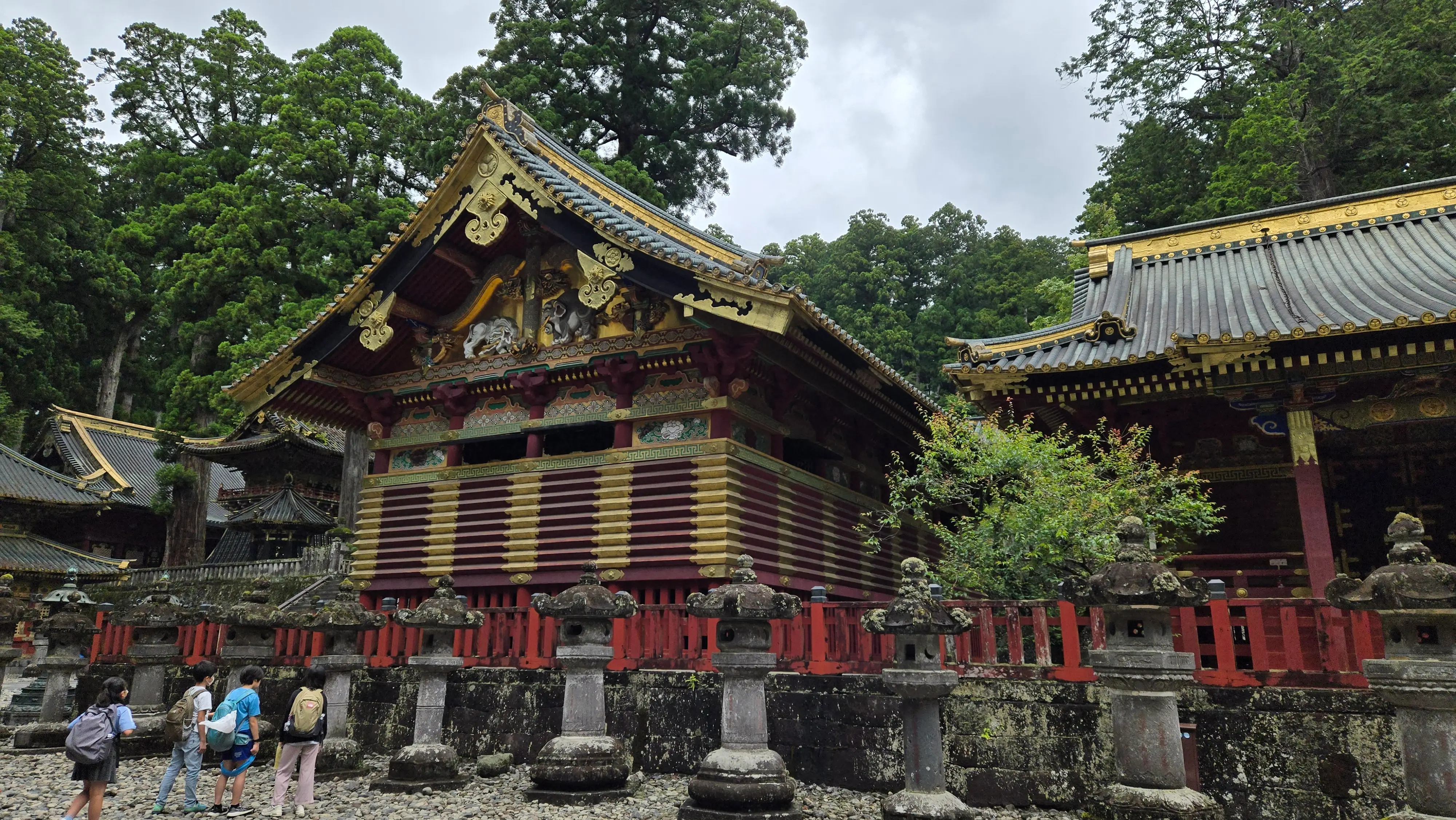 東照宮上神庫，朱紅色校倉造的倉庫，山牆下有一對金色的大象浮雕。