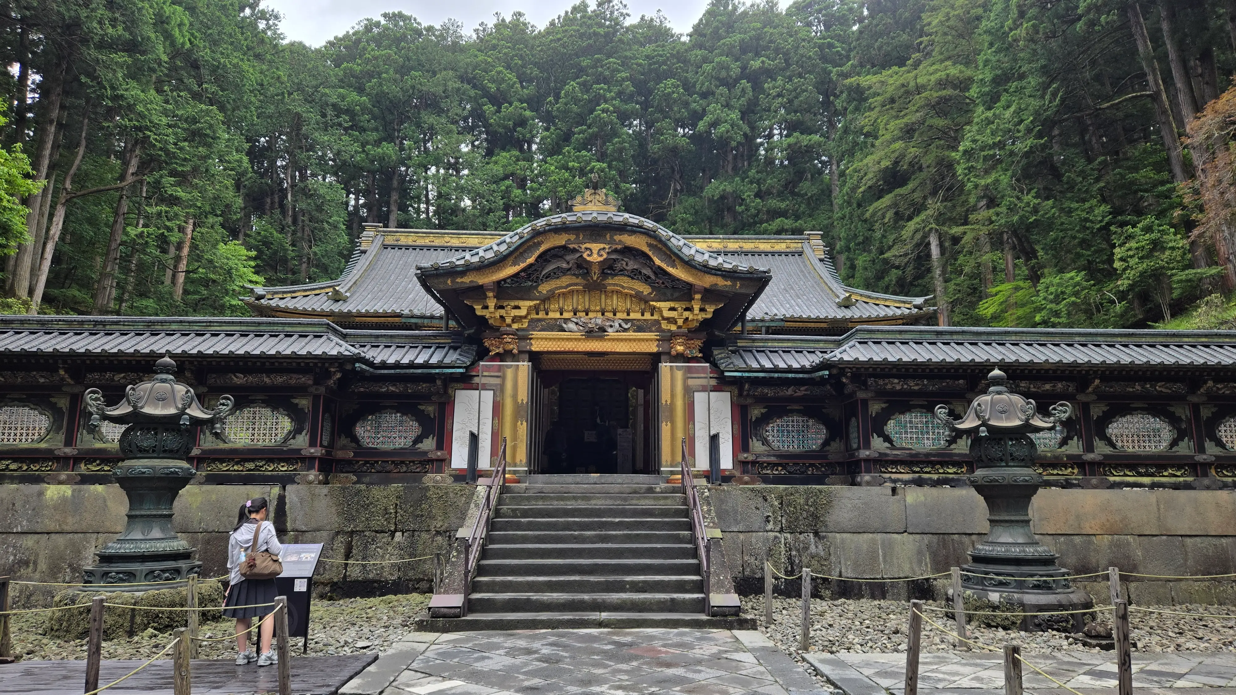 大猷院的入口與售票處，以及金色與黑色交織的大猷院門樓。