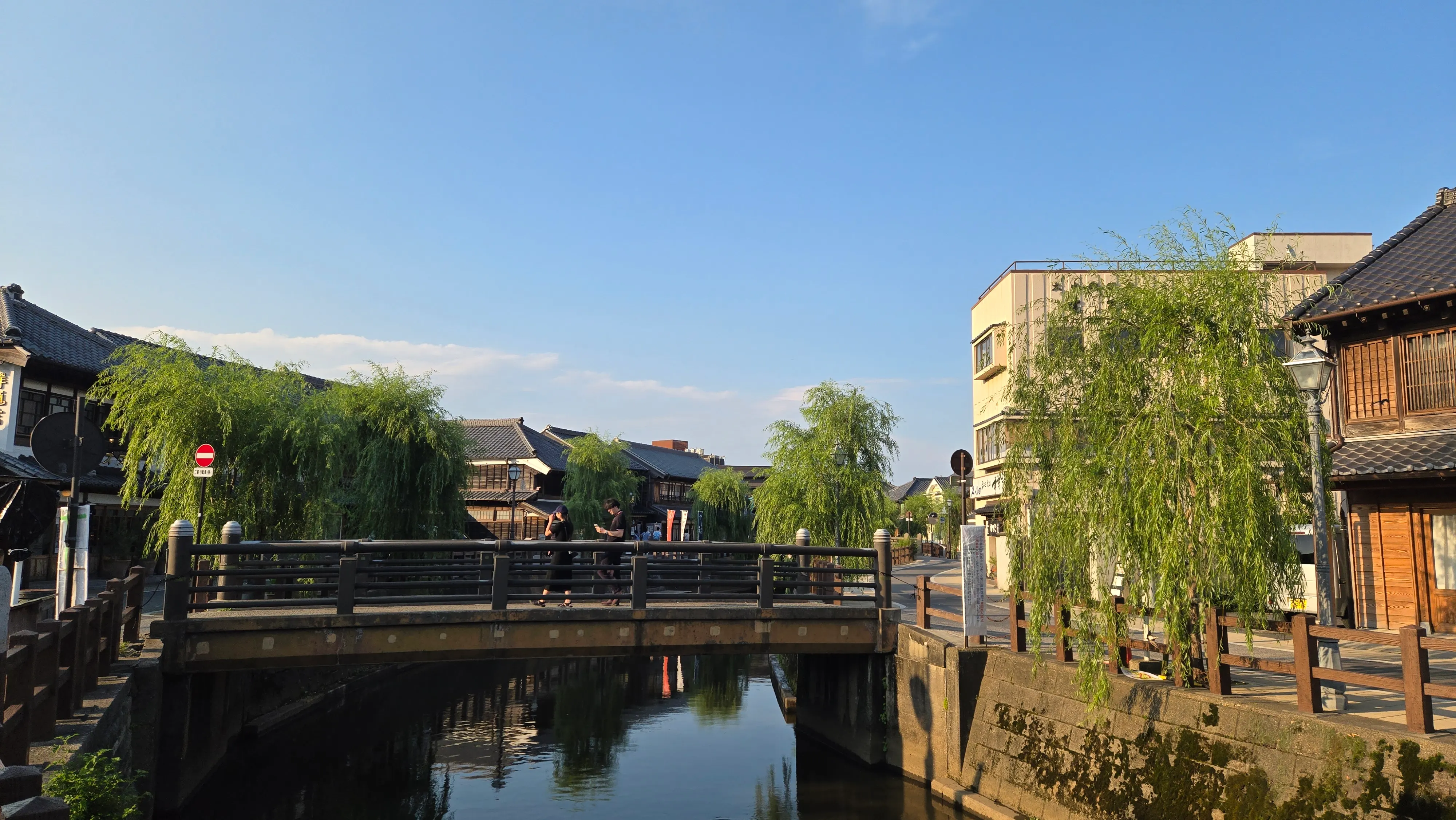 佐原小野川畔的木橋與垂柳，兩岸是傳統木造町屋。