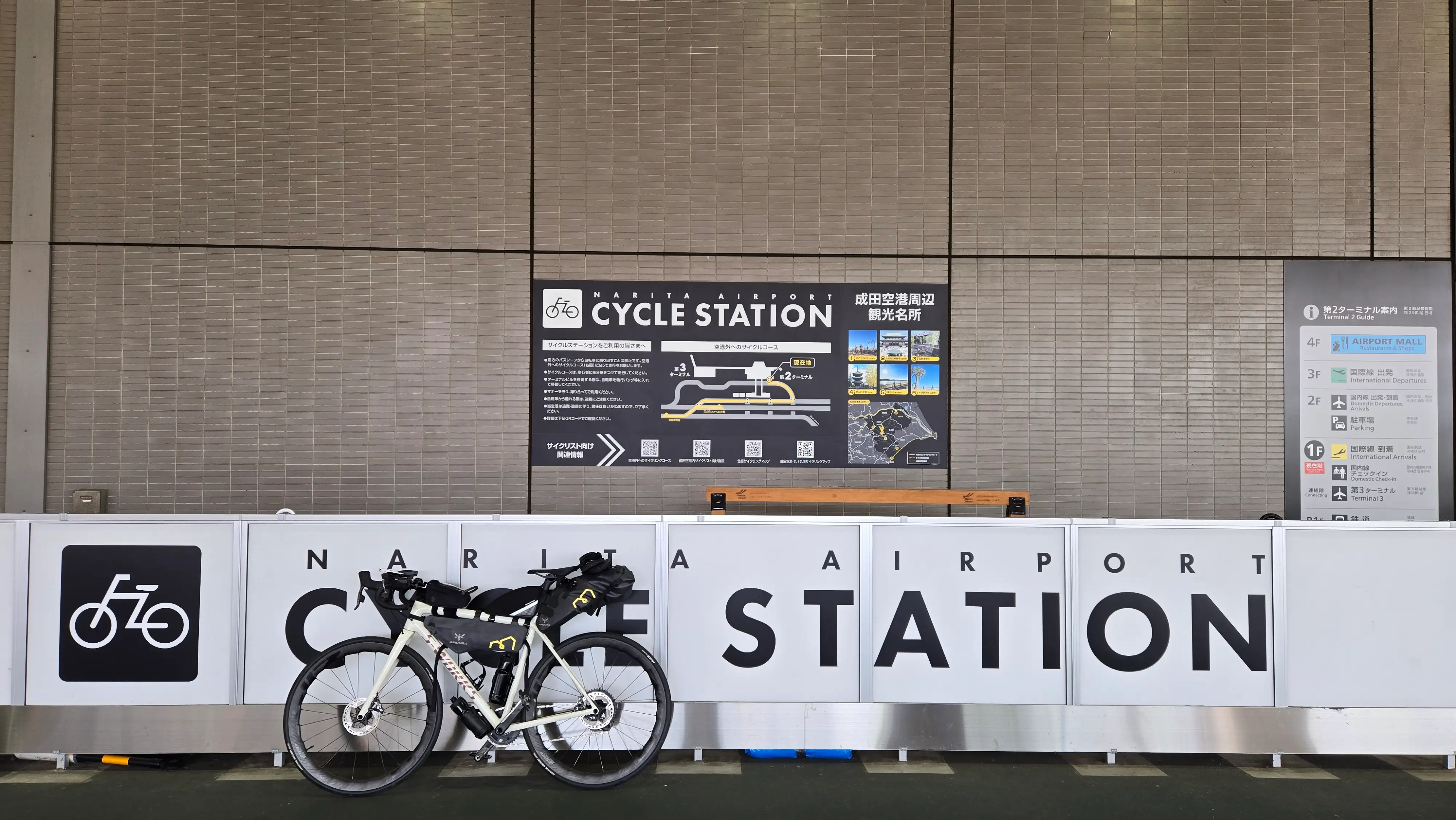 組裝完成的單車停在 Cycle Station 前，以及離開機場時高架道路下的街景。