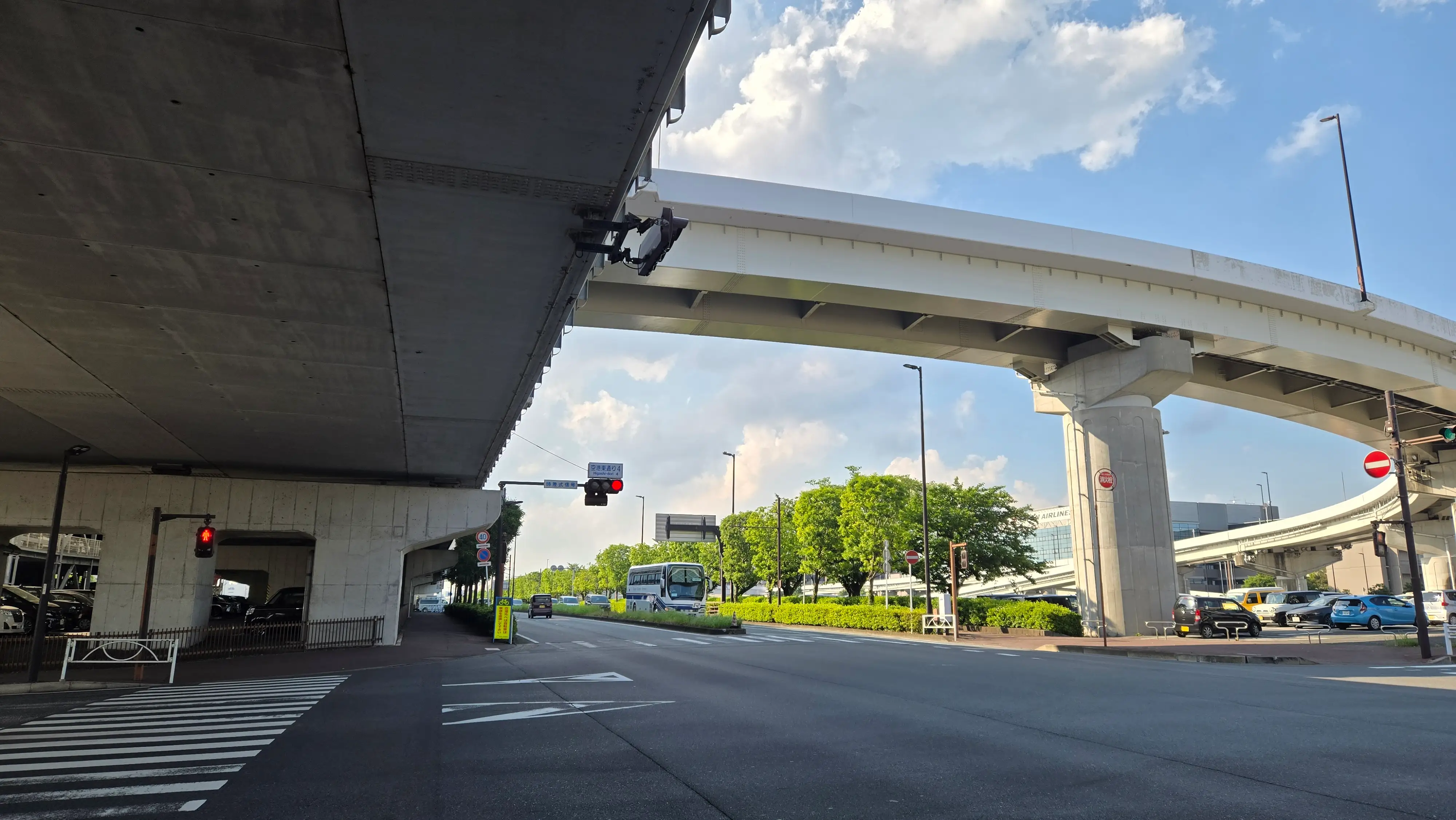 組裝完成的單車停在 Cycle Station 前，以及離開機場時高架道路下的街景。