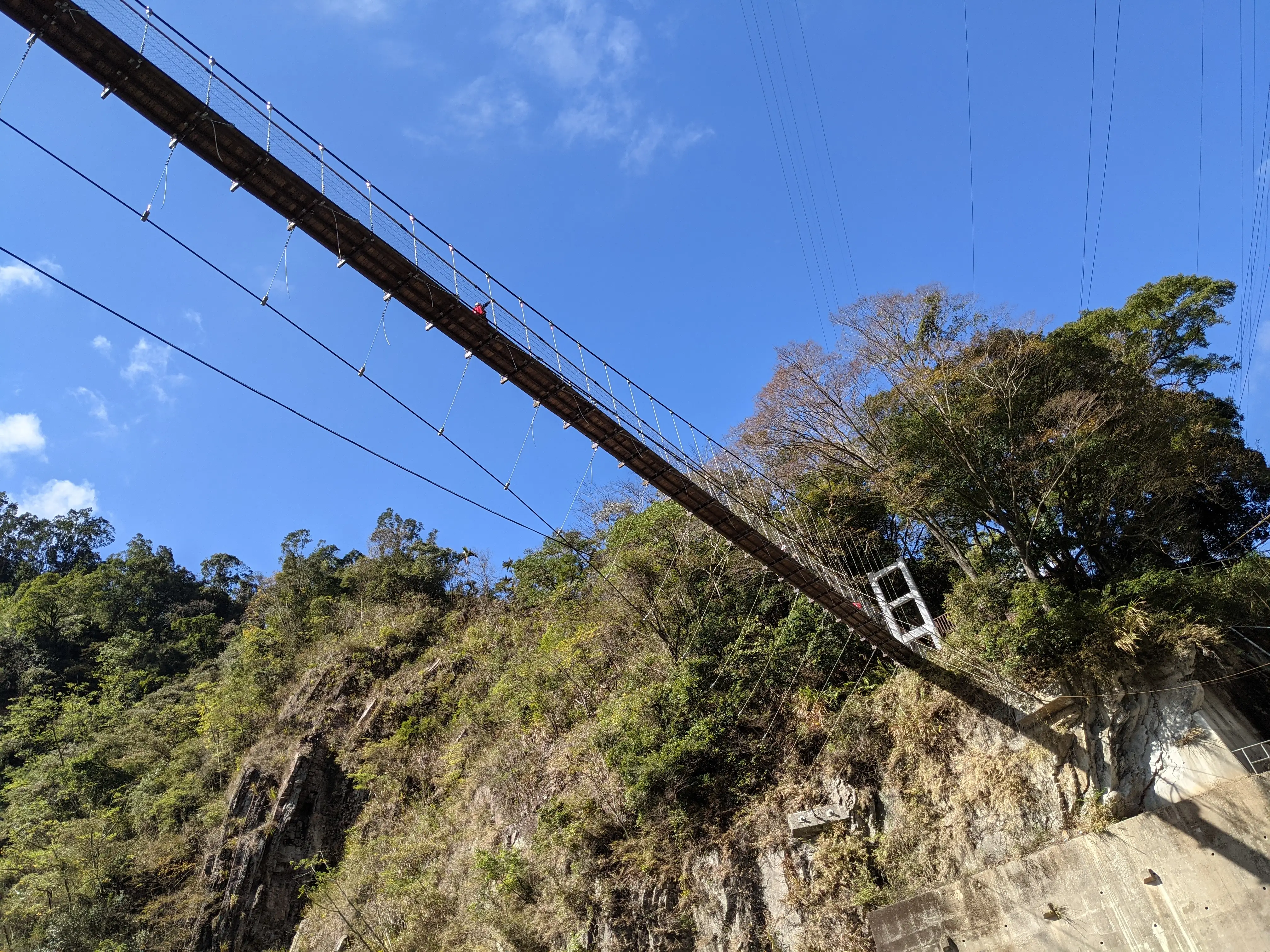 思源吊橋橫跨溪谷