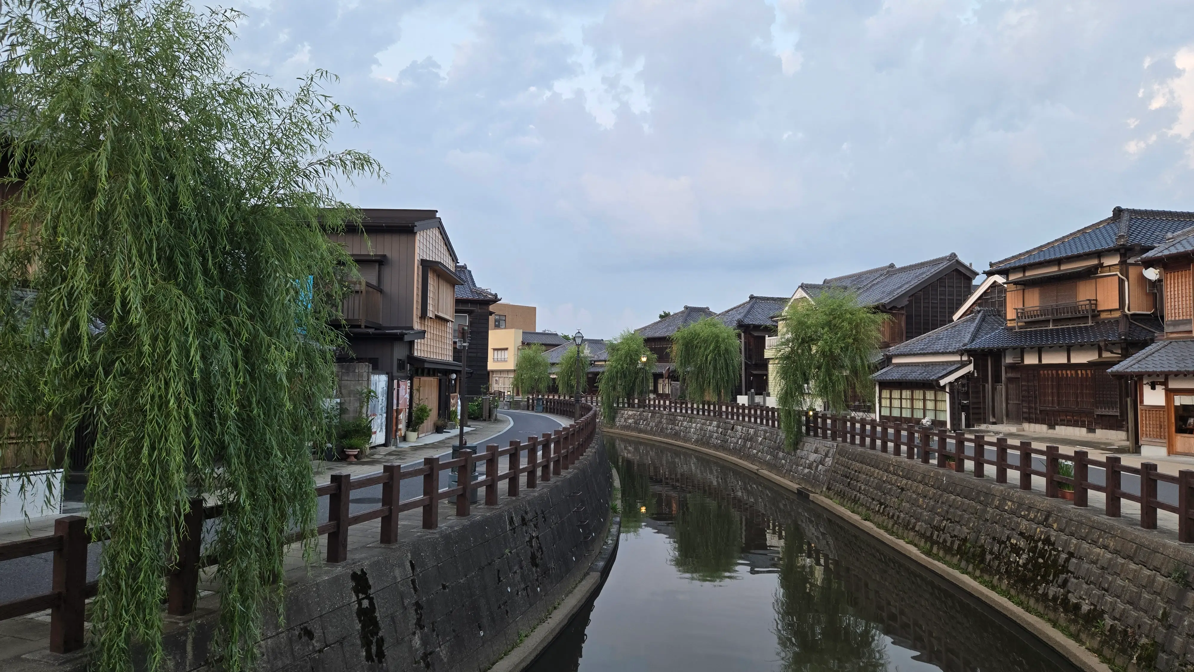佐原小野川沿岸的垂柳、石碑、木造町家與老商家。