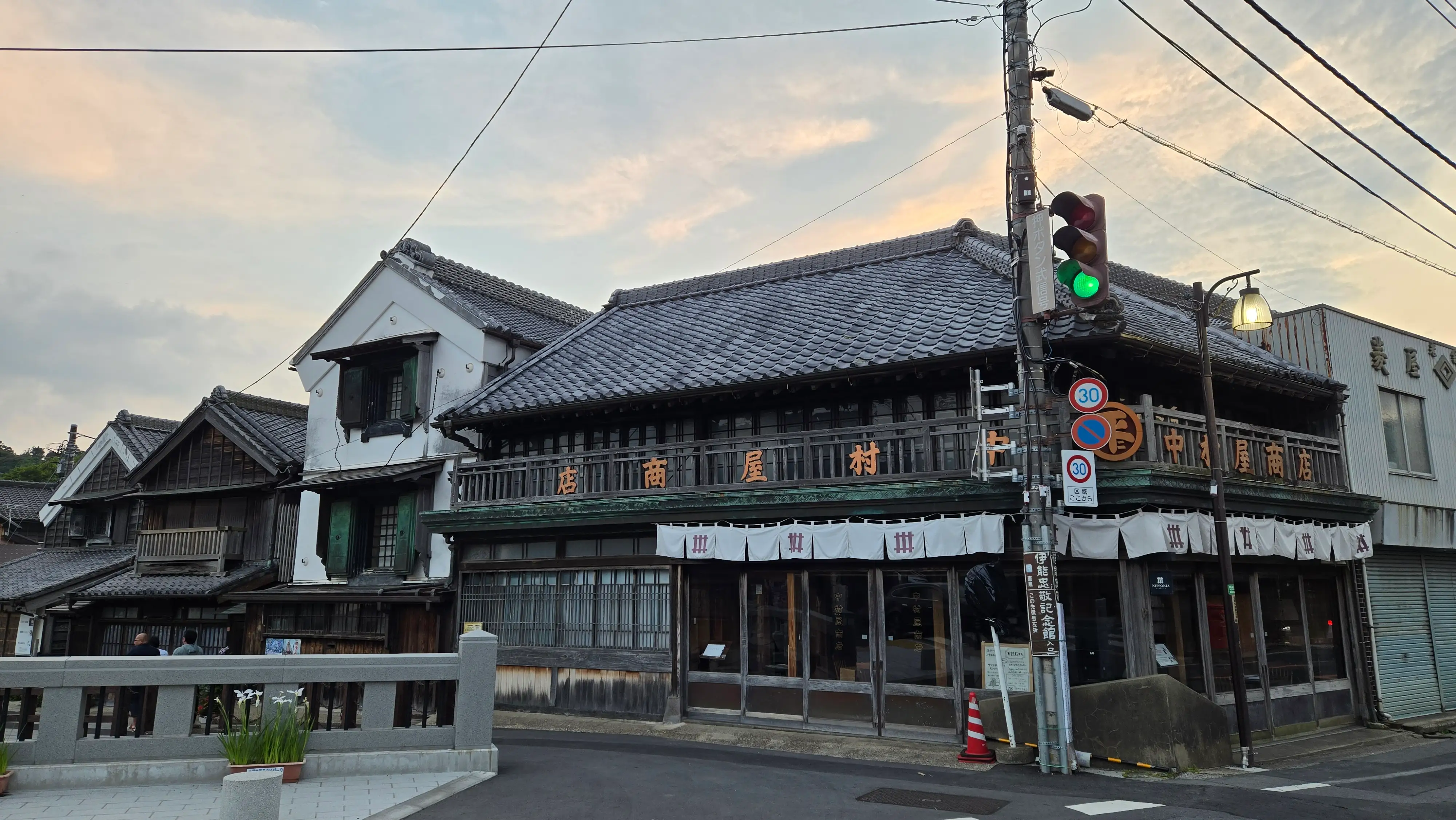 佐原小野川沿岸的垂柳、石碑、木造町家與老商家。