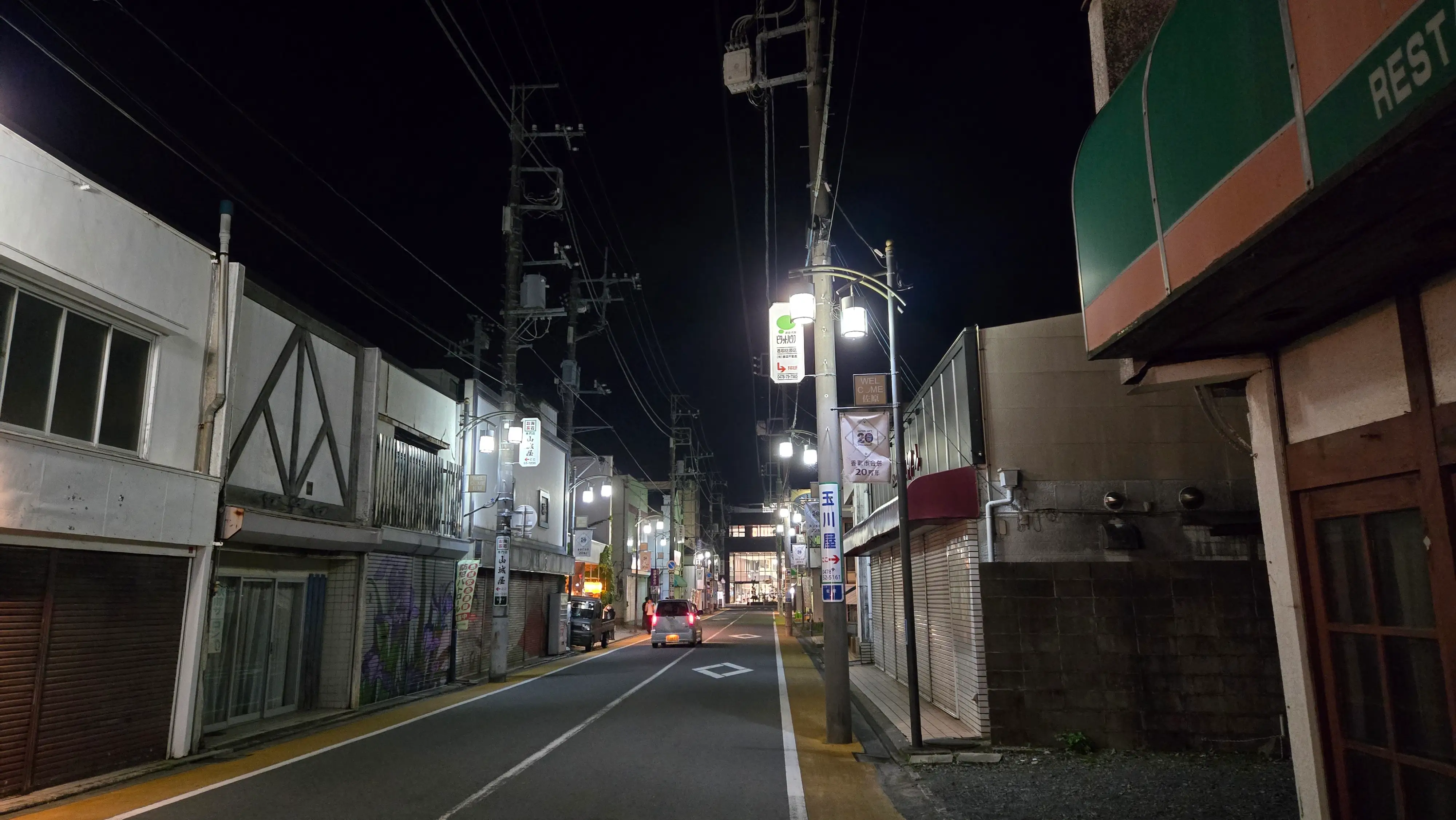 夜晚燈光下的佐原車站，以及安靜的佐原街道。