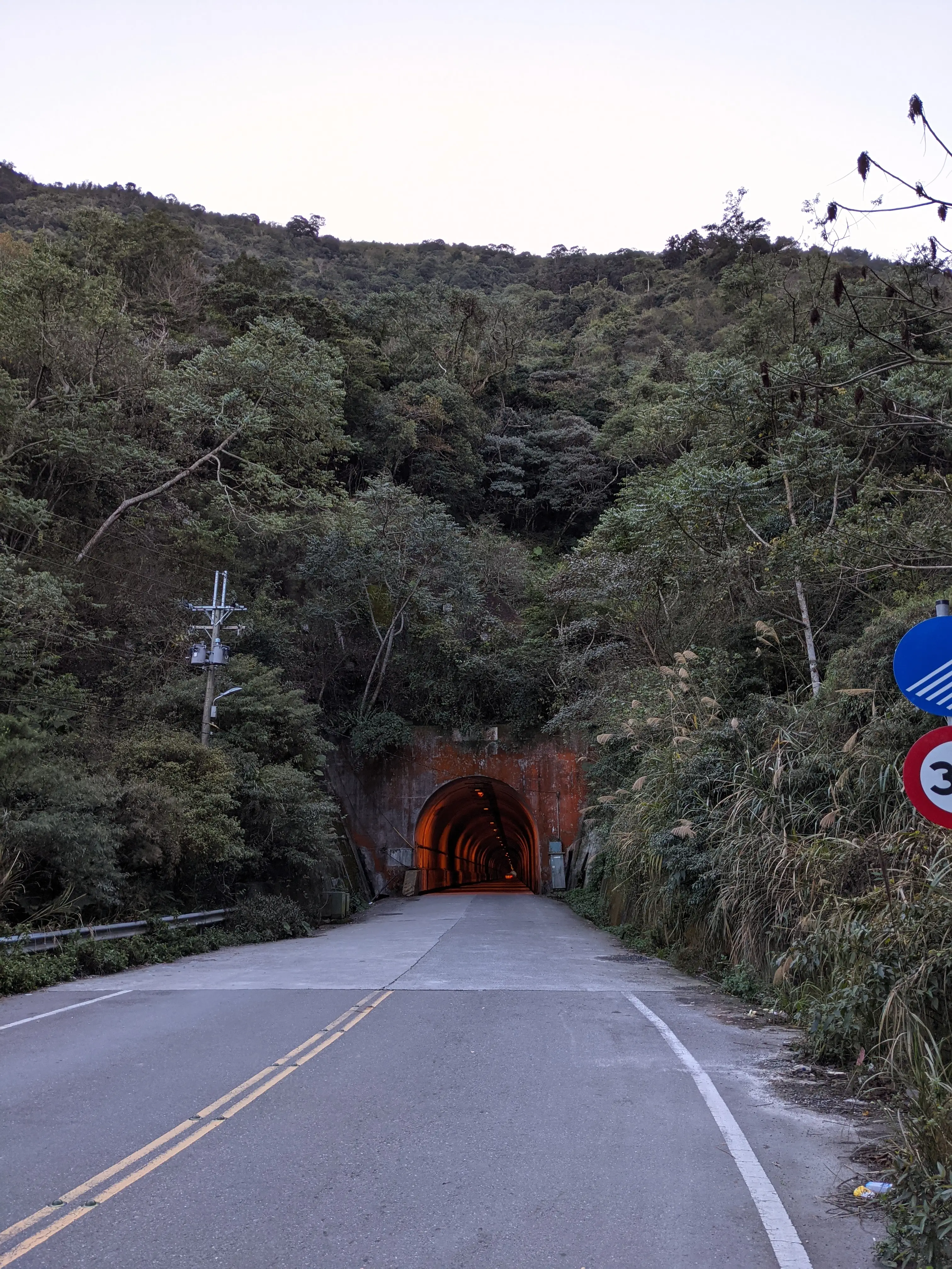 山路上的隧道。