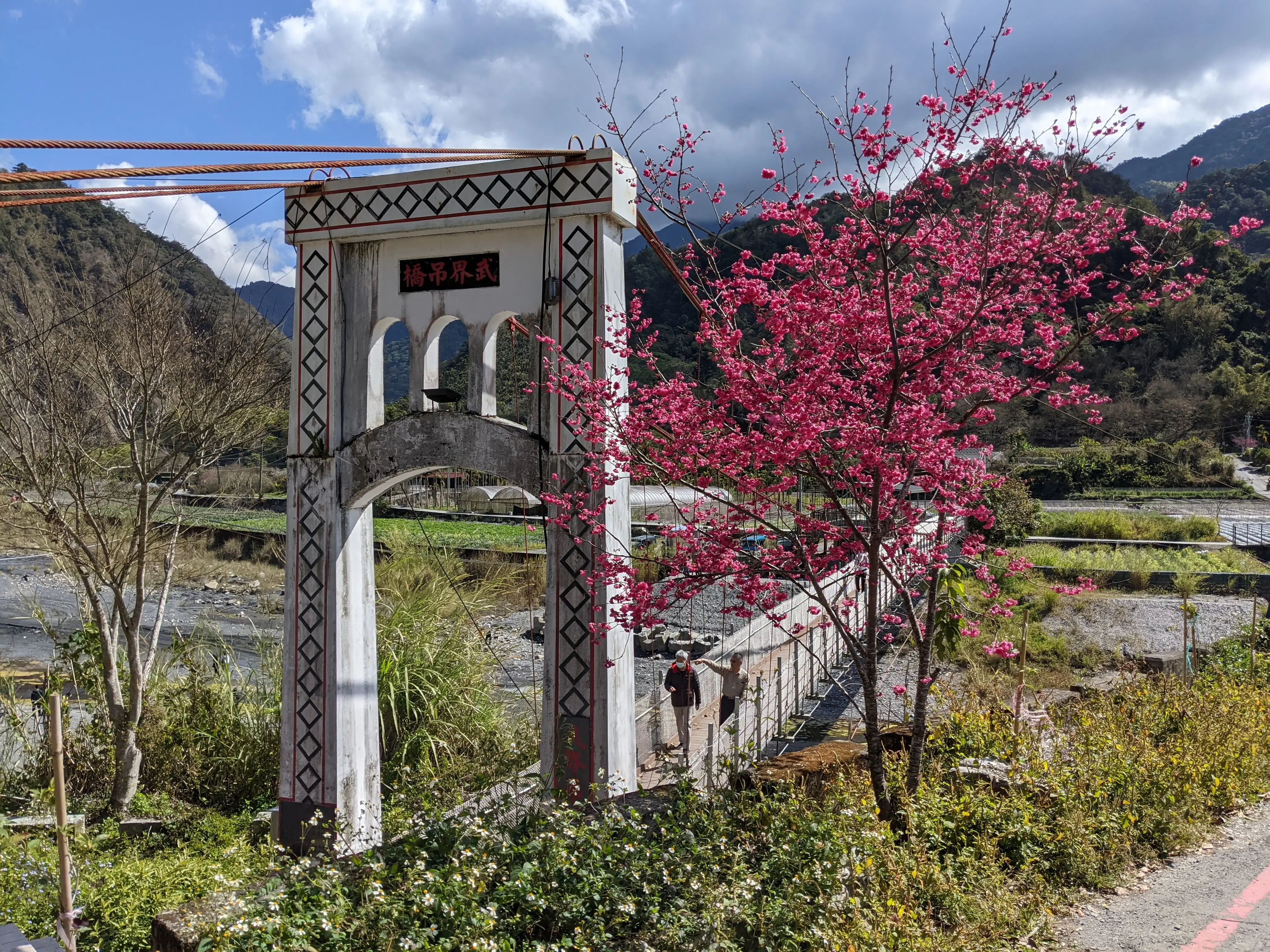 武界部落的街景與村口石碑。