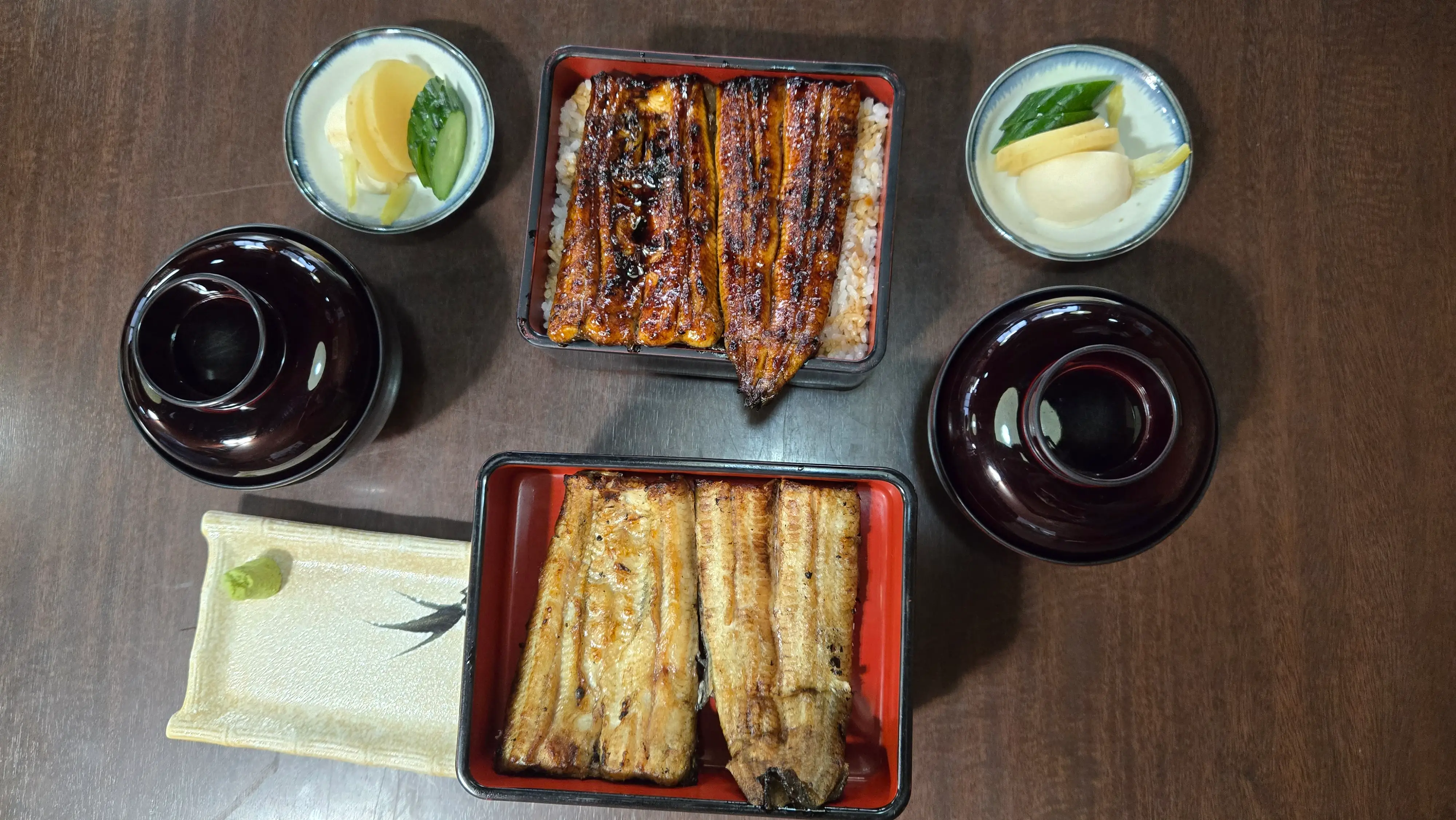 兩份鰻魚重，一份蒲燒、一份白燒